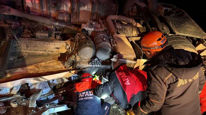 konya-yolunda-tir-kazasi-afadin-kurtardigi-surucu-oldu