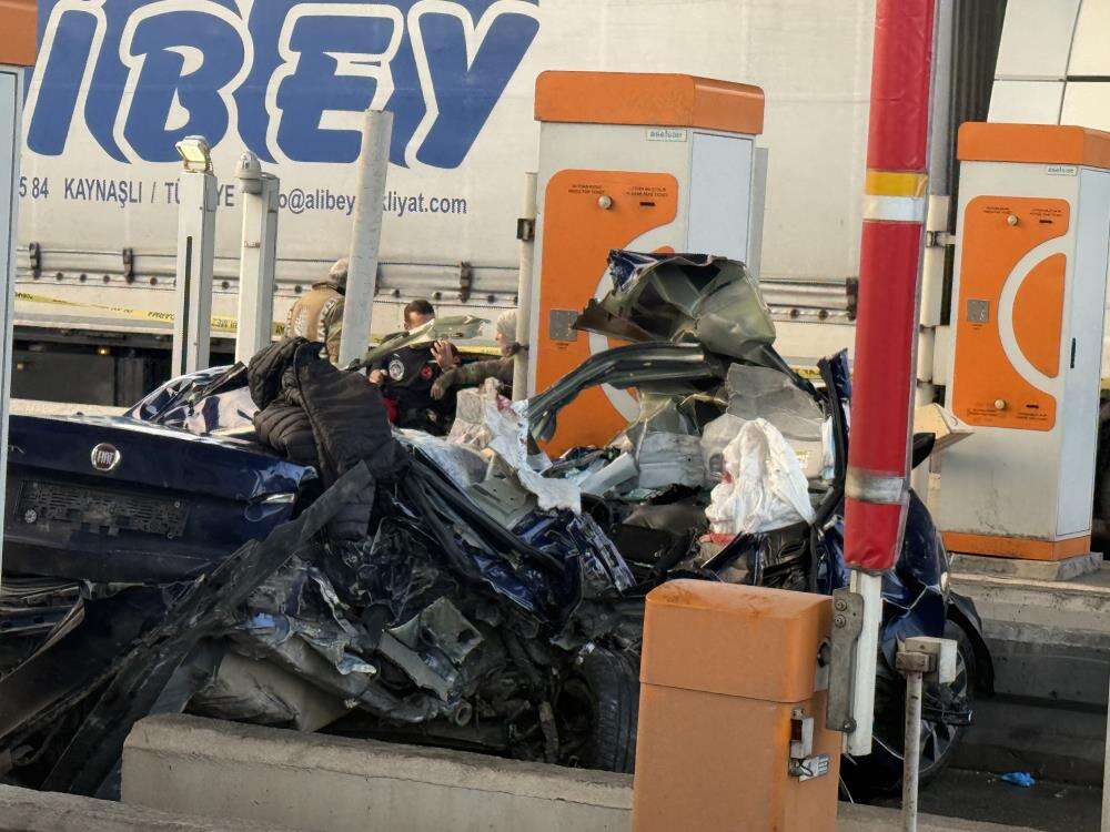 otobusun-carptigi-otomobil-paramparca-oldu-ayni-aileden-2-olu