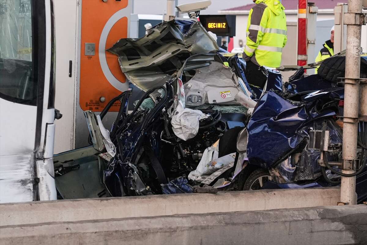 otobusun-carptigi-otomobil-paramparca-oldu-ayni-aileden-2-olu