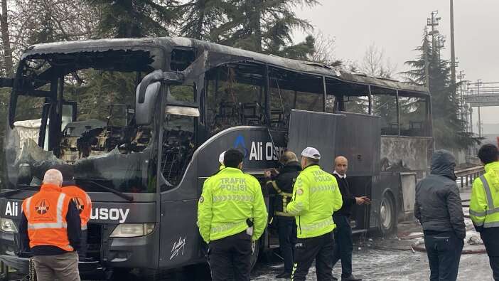 seyir-halindeki-yolcu-otobusu-alevlere-teslim-oldu
