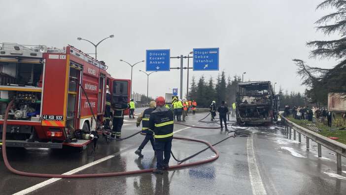 seyir-halindeki-yolcu-otobusu-alevlere-teslim-oldu