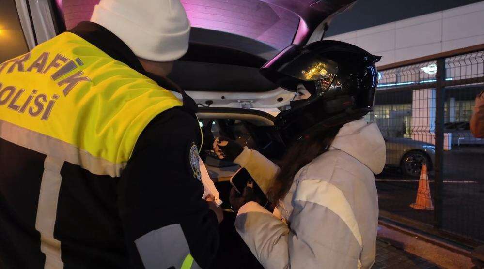 yeni-aldigi-ehliyetin-zarfini-polise-actirdi-ilk-cezasini-yedi