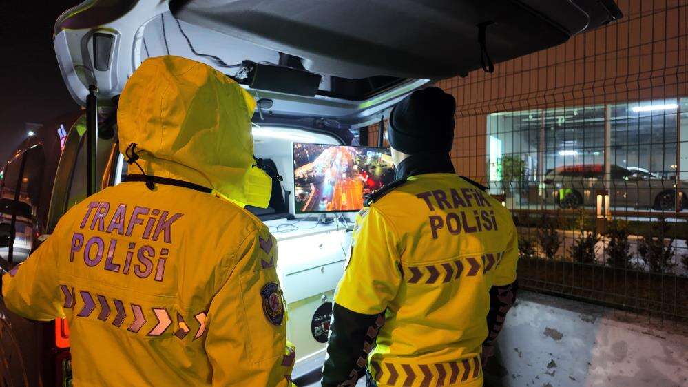 yeni-aldigi-ehliyetin-zarfini-polise-actirdi-ilk-cezasini-yedi