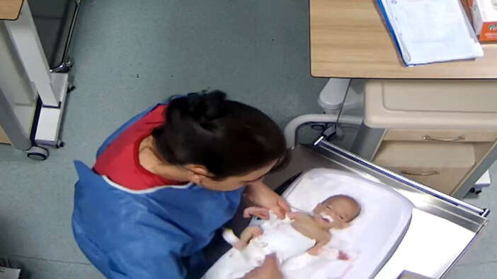 5-gunluk-bebegi-darbeden-hemsirenin-ifadesi-ortaya-cikti