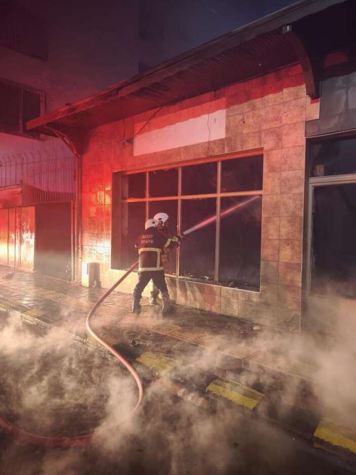 akaryakit-istasyonu-yaninda-yangin-panigi