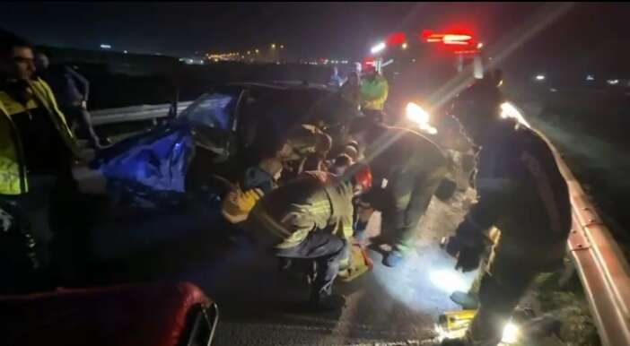 bariyerlere-carpan-arac-hurdaya-dondu-2-kisi-agir-yaralandi