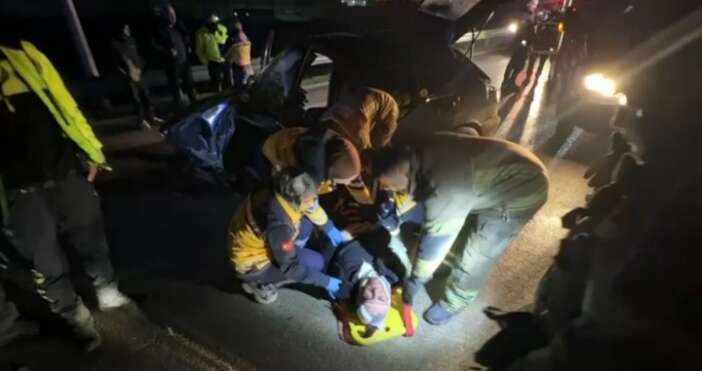 bariyerlere-carpan-arac-hurdaya-dondu-2-kisi-agir-yaralandi