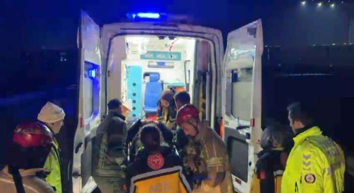 bariyerlere-carpan-arac-hurdaya-dondu-2-kisi-agir-yaralandi