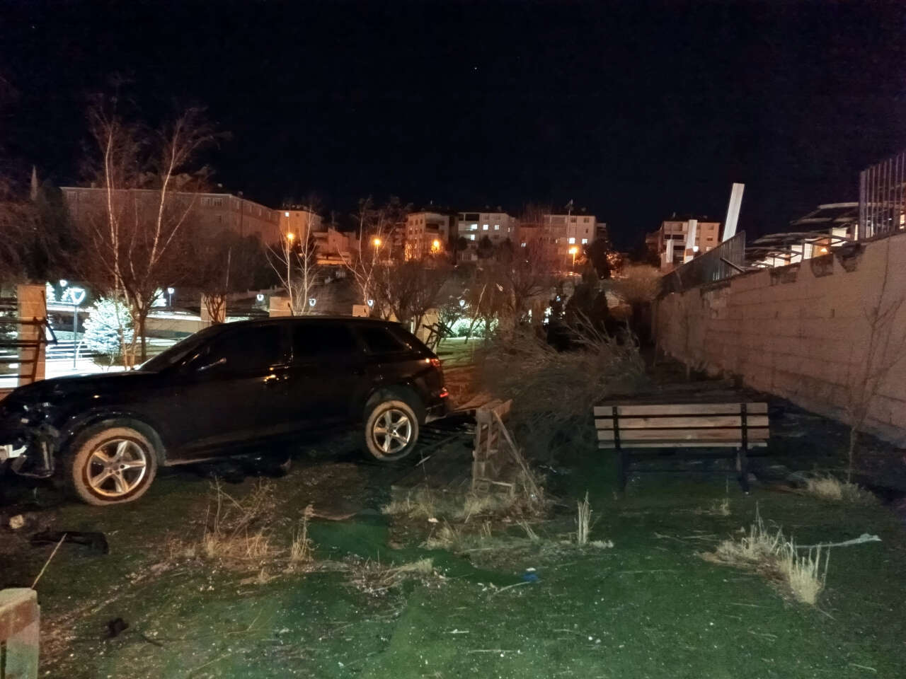 direk-korkuluk-ve-agaci-deviren-otomobil-kafenin-bahcesine-uctu