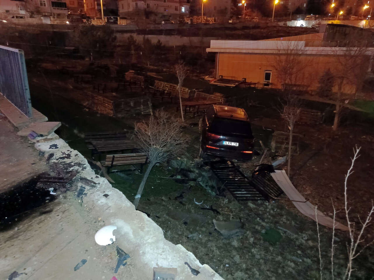 direk-korkuluk-ve-agaci-deviren-otomobil-kafenin-bahcesine-uctu