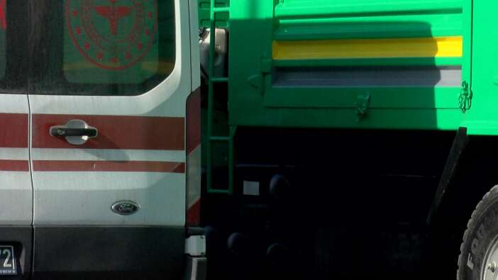 kamyon-kabinin-altinda-kalan-ali-cevik-feci-sekilde-can-verdi