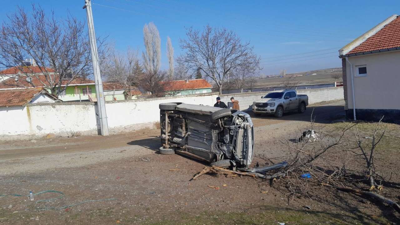 konyada-kamyonet-devrildi-surucu-bu-aractan-yara-almadan-cikti