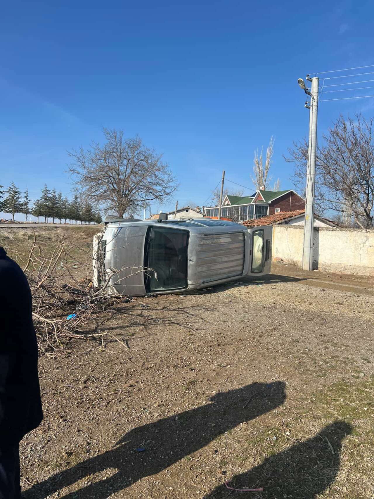 konyada-kamyonet-devrildi-surucu-bu-aractan-yara-almadan-cikti