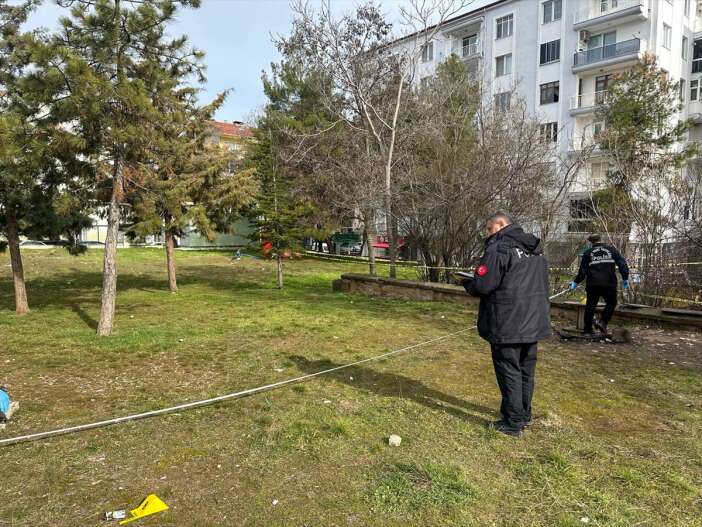 millet-bahcesinde-ceset-bulundu