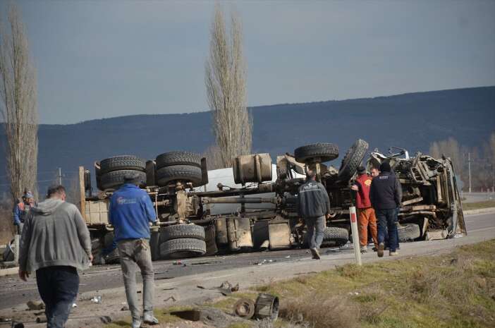 ayni-firmaya-ait-beton-mikserleri-carpisti-2-yarali-var-kutahya