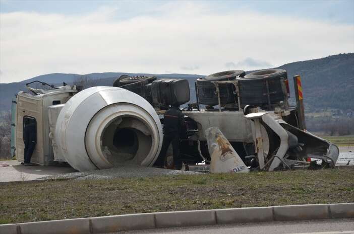 ayni-firmaya-ait-beton-mikserleri-carpisti-2-yarali-var-kutahya