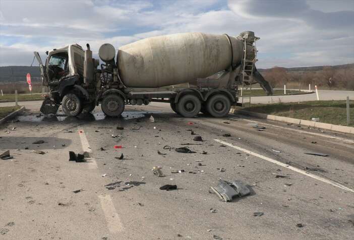 ayni-firmaya-ait-beton-mikserleri-carpisti-2-yarali-var-kutahya