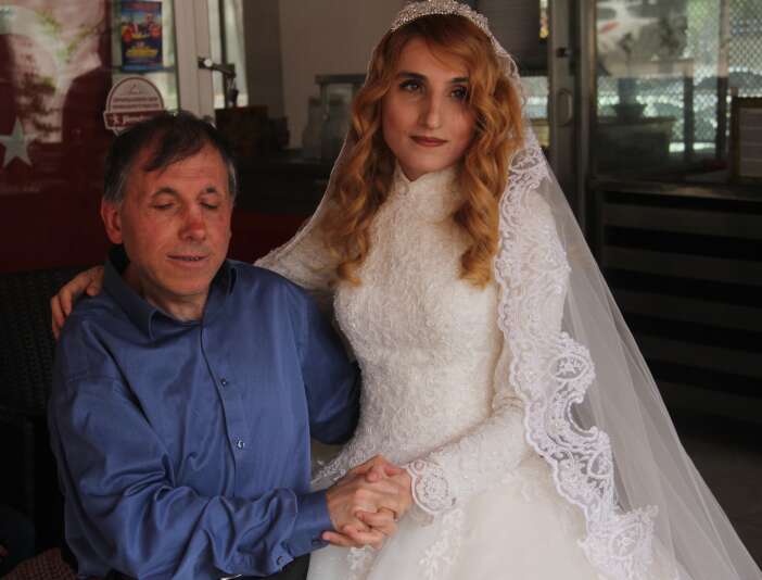 gorme-engelli-ogretmen-cifte-otobus-carpti