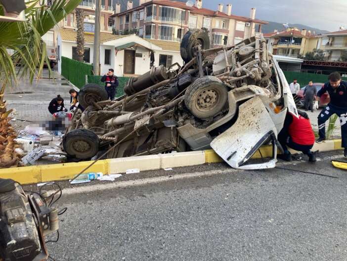 kamyonetin-bariyerlere-carptigi-feci-kazada-2-kisi-oldu-1-kisi-yaralandi