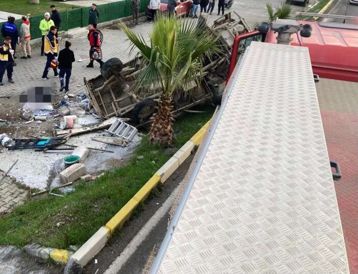 kamyonetin-bariyerlere-carptigi-feci-kazada-2-kisi-oldu-1-kisi-yaralandi