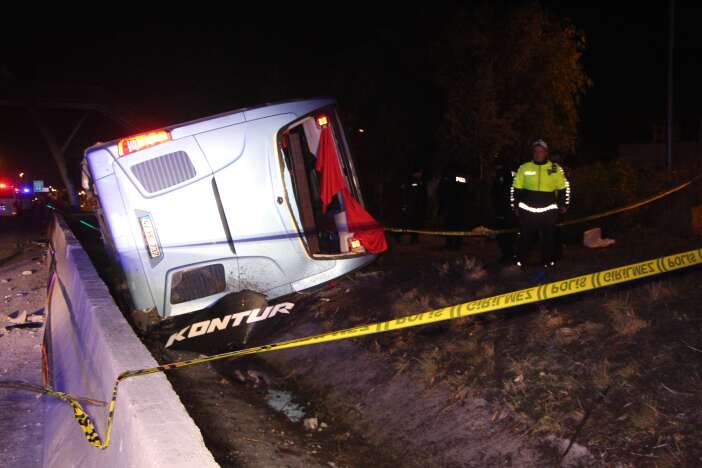 kontur-otobusu-devrildi-cok-sayida-yarali-var