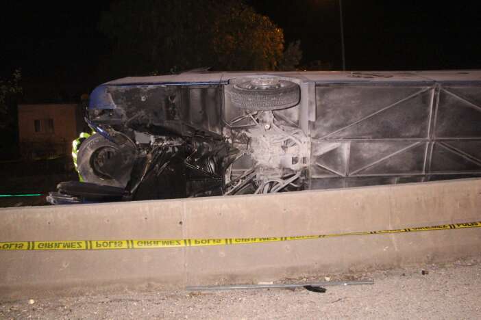 kontur-otobusu-devrildi-cok-sayida-yarali-var