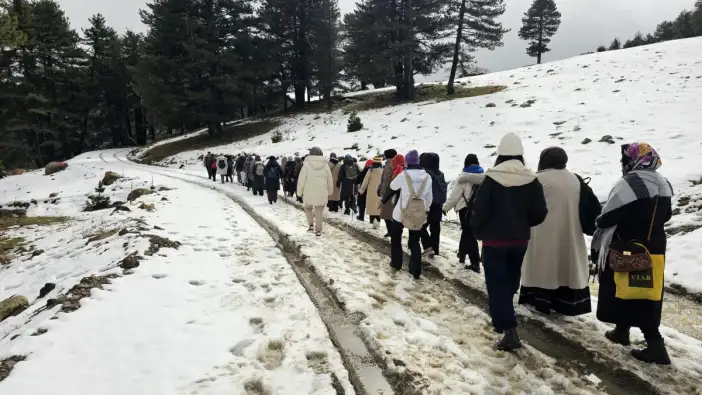 konyada-kadinlar-kis-ortasinda-7-kilometre-yurudu