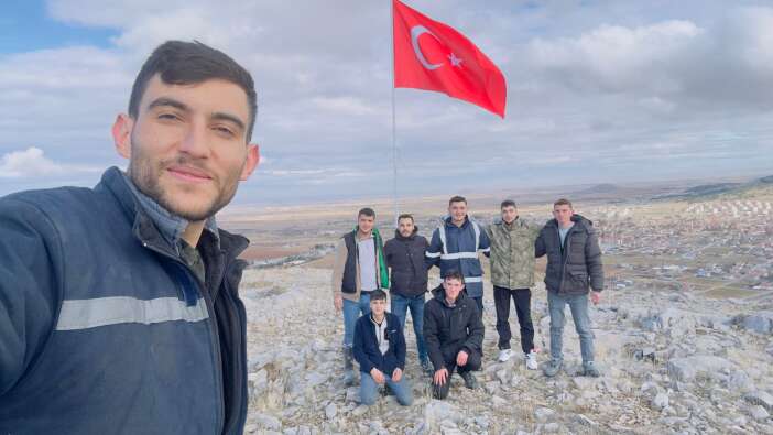 ladikli-gencler-konyanin-400-metre-yuksegine-ay-yildizli-gurur-dikti