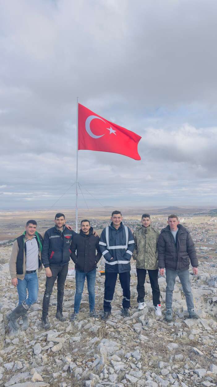 ladikli-gencler-konyanin-400-metre-yuksegine-ay-yildizli-gurur-dikti