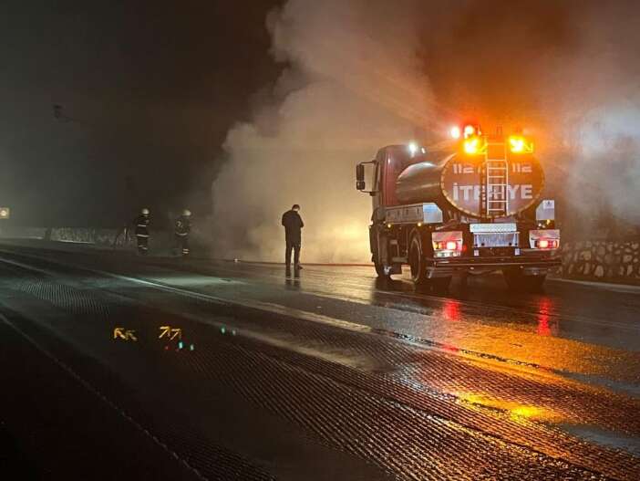 luks-otomobil-seyir-halindeyken-alev-aldi