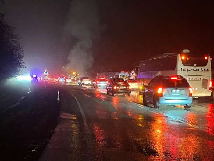 luks-otomobil-seyir-halindeyken-alev-aldi