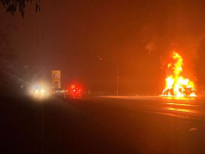 luks-otomobil-seyir-halindeyken-alev-aldi