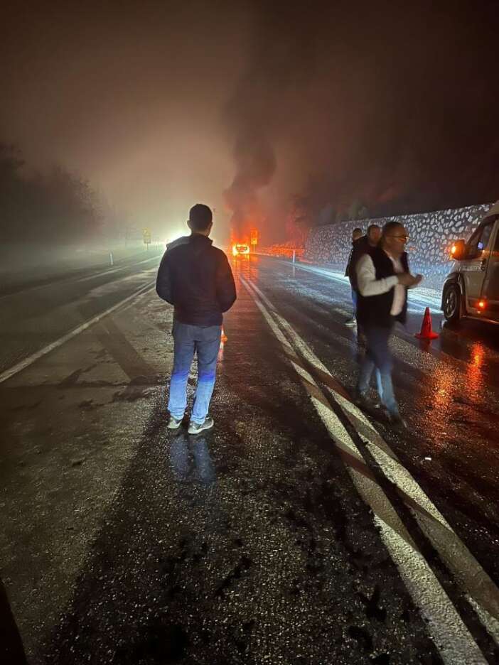 luks-otomobil-seyir-halindeyken-alev-aldi