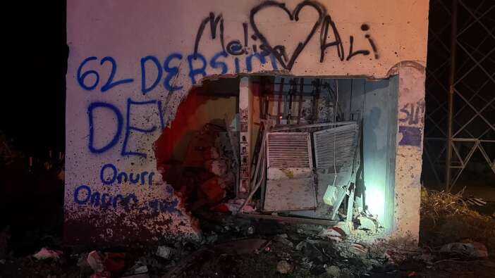 takla-atan-otomobil-elektrik-trafosuna-carpti-2-kisi-yaralandi