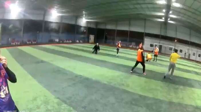 hali-sahanin-catisi-coktu-futbolcularin-panik-anlari-kamerada