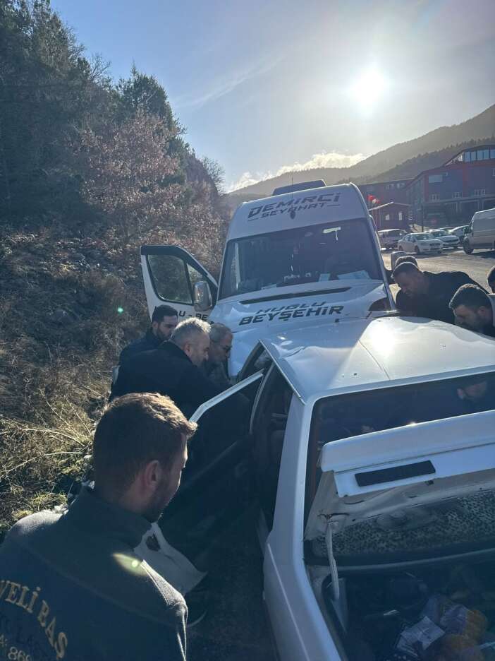 konya-hugluda-minibus-otomobille-carpisti-1-olu-1-yarali-var