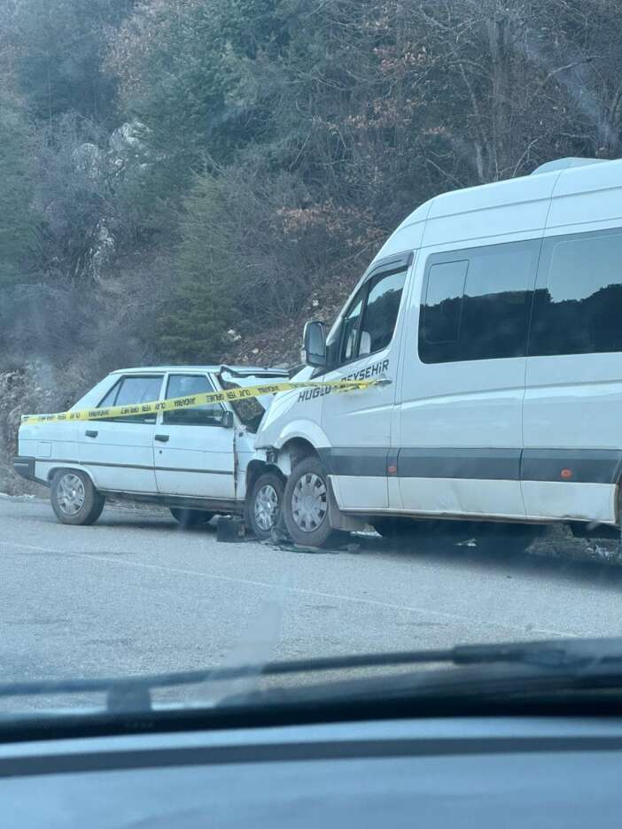 konya-hugluda-minibus-otomobille-carpisti-1-olu-1-yarali-var