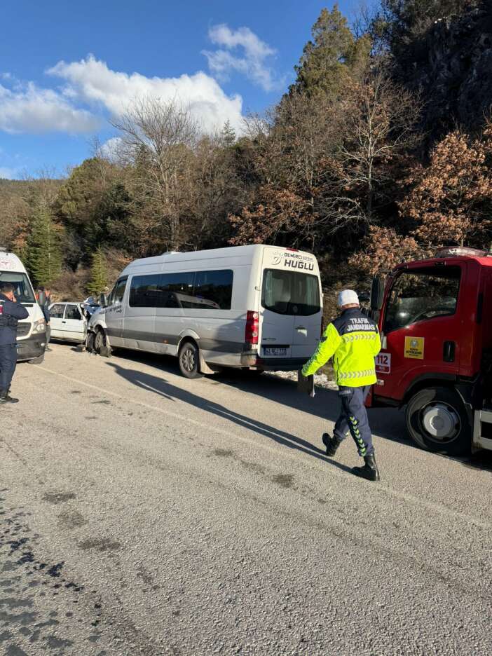 konya-hugluda-minibus-otomobille-carpisti-1-olu-1-yarali-var