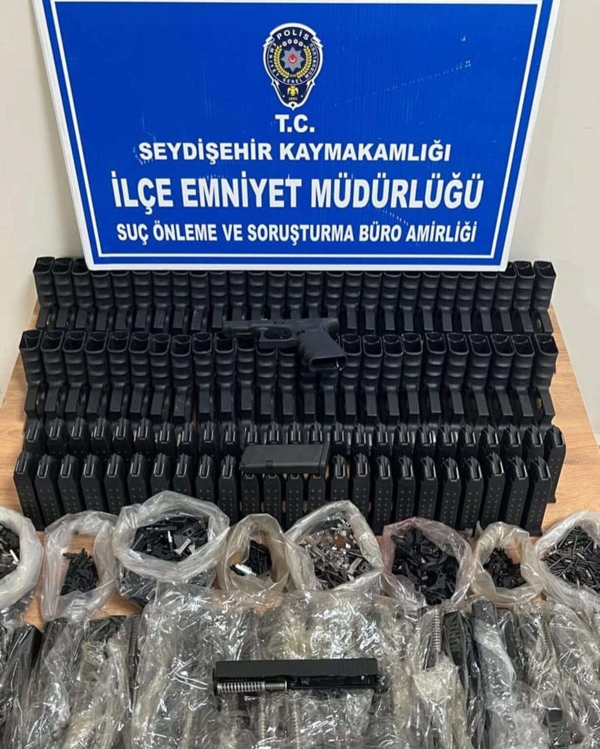 konya-polisinden-kacak-silah-operasyonu-valizlerden-cikti-seydisehir