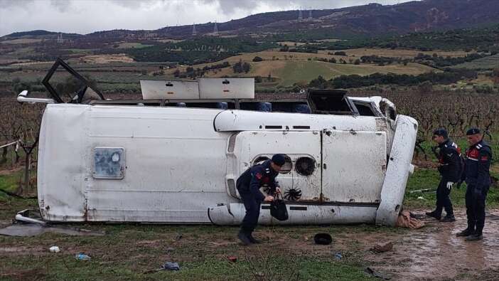 saglik-calisanlarini-tasiyan-servis-uzum-bagina-uctu-25-yarali-var-denizli