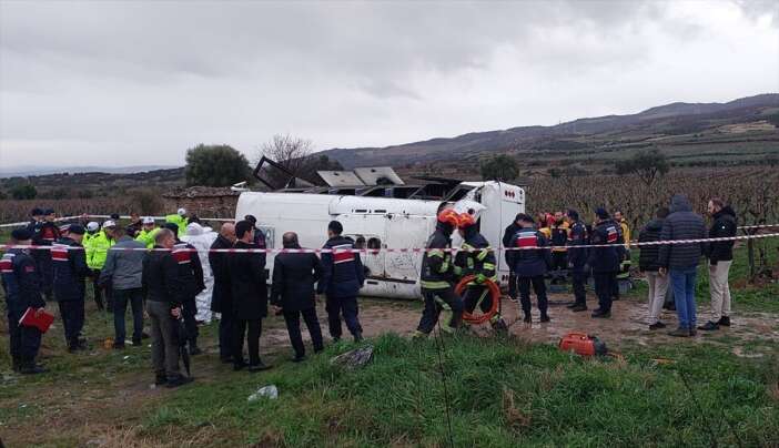 saglik-calisanlarini-tasiyan-servis-uzum-bagina-uctu-25-yarali-var-denizli