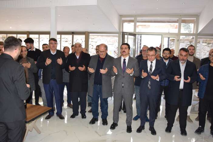 acilis-yapildi-konya-karapinardaki-bu-kafede-yas-siniri-var