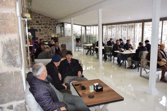 acilis-yapildi-konya-karapinardaki-bu-kafede-yas-siniri-var