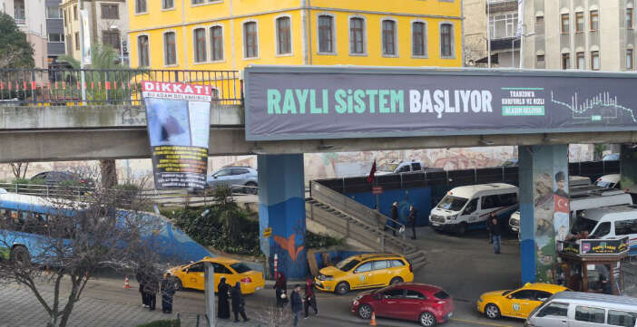 bir-sehri-karistiran-afis-goren-telefona-sarildi-polis-hepsini-topladi