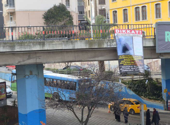 bir-sehri-karistiran-afis-goren-telefona-sarildi-polis-hepsini-topladi