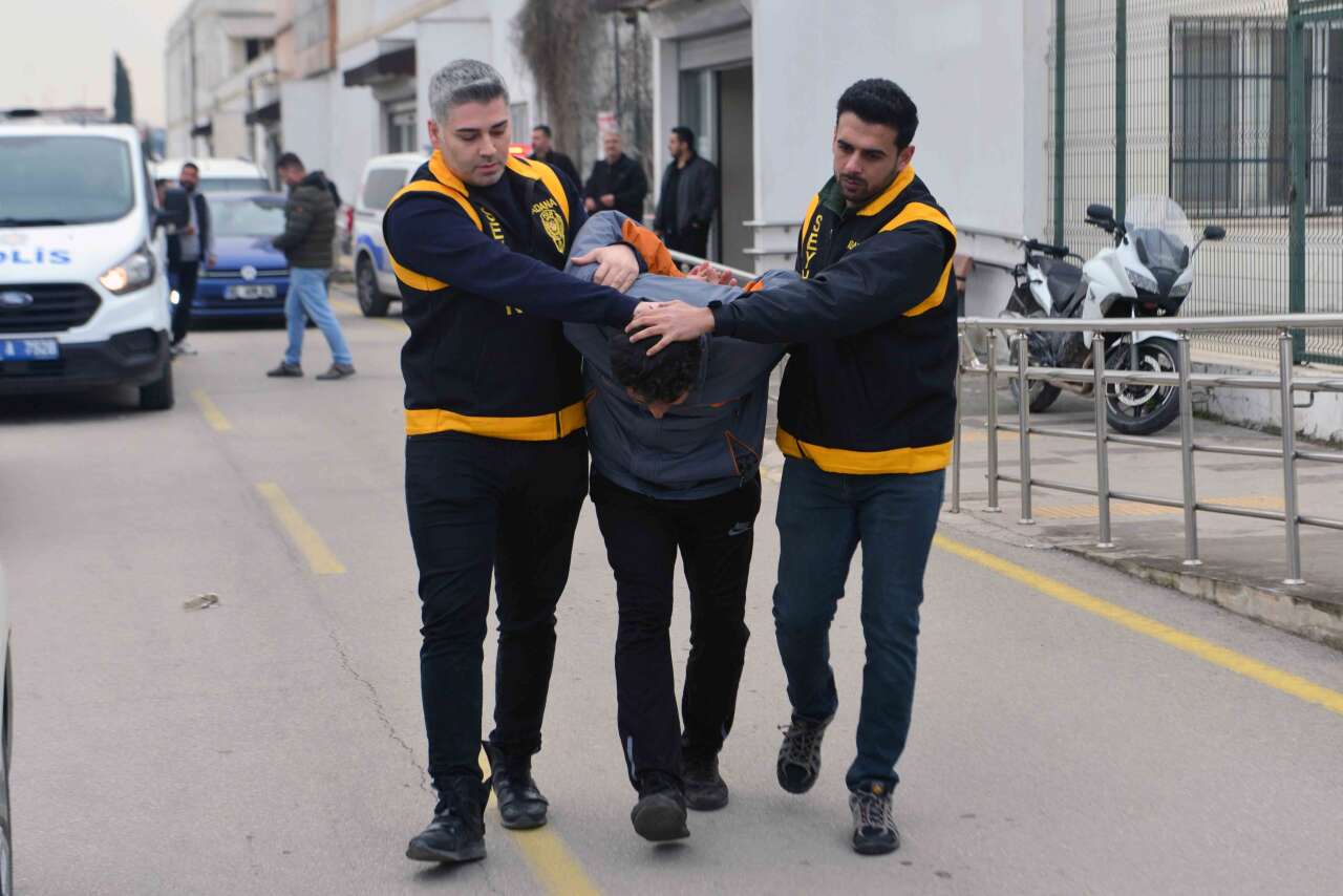 kamyonetiyle-kediyi-ezen-surucuye-1-ay-h-1137602-337654