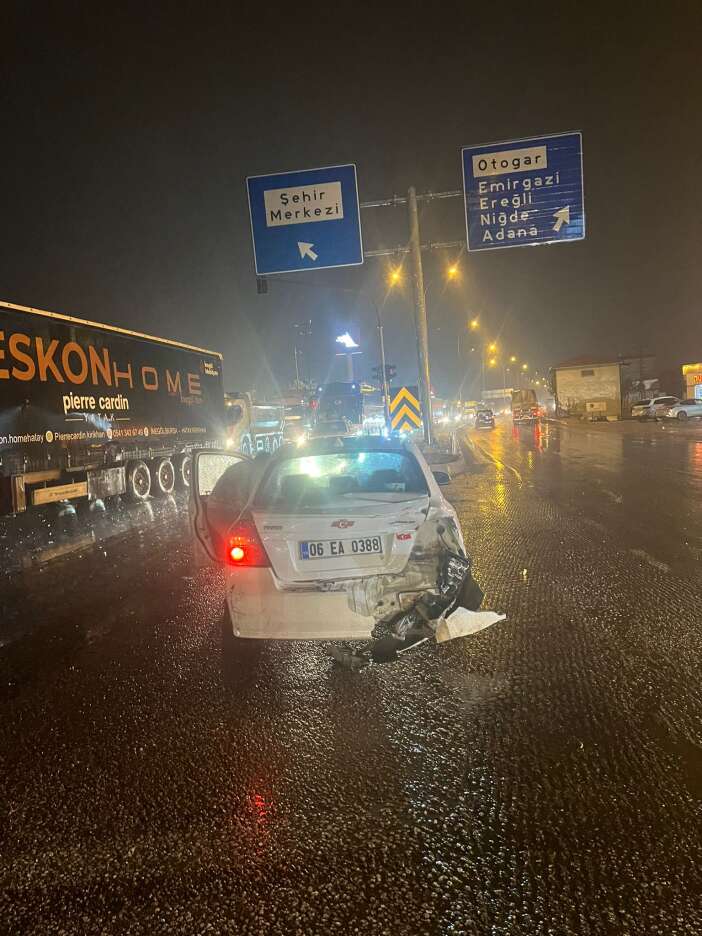 konyada-tir-isikta-duran-otomobile-carpti-2-yarali-var