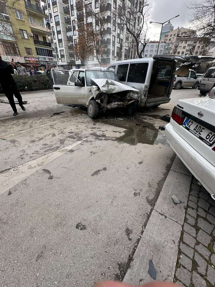 konyanin-merkezinde-8-aracin-karistigi-zincirleme-kaza