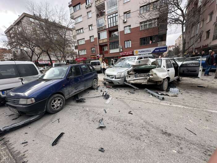 konyanin-merkezinde-8-aracin-karistigi-zincirleme-kaza