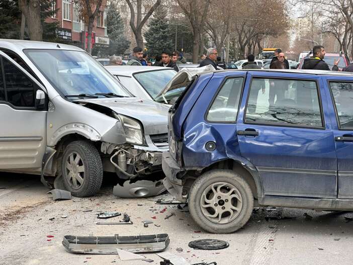 konyanin-merkezinde-8-aracin-karistigi-zincirleme-kaza